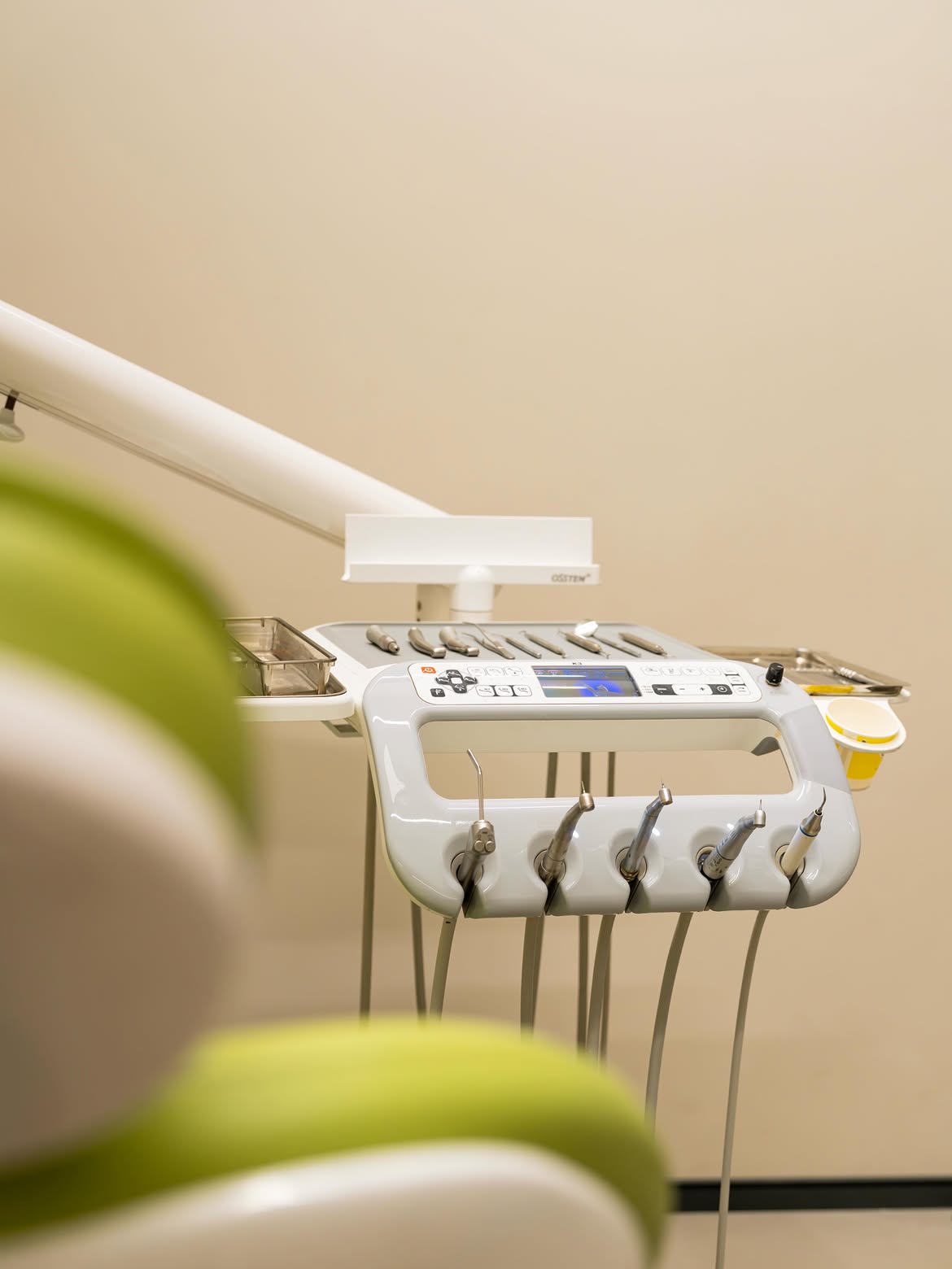 Dental delivery unit with handpieces and instrument tray